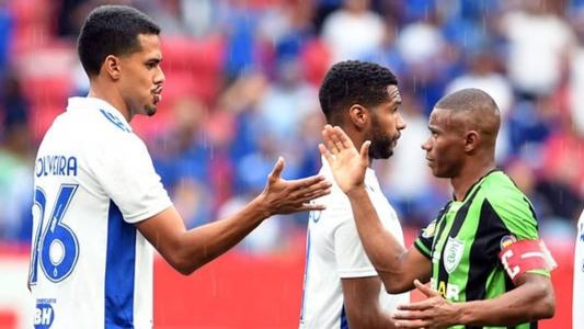 Oliveira cumprimenta volante Juninho, do América, antes de clássico, em Brasília