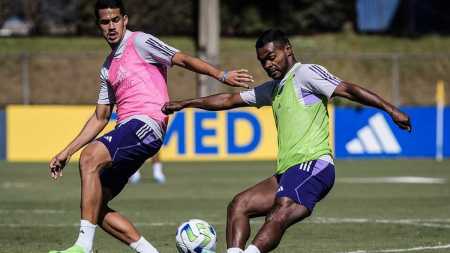 Oliveira disputa bola com Nikão em treino do Cruzeiro nesta segunda-feira (5)