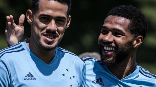 Oliveira e Wesley se divertem durante treino do Cruzeiro antes de jogo neste sábado (4)