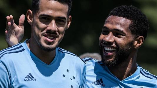 Oliveira e Wesley se divertem durante treino do Cruzeiro antes de jogo neste sábado (4)