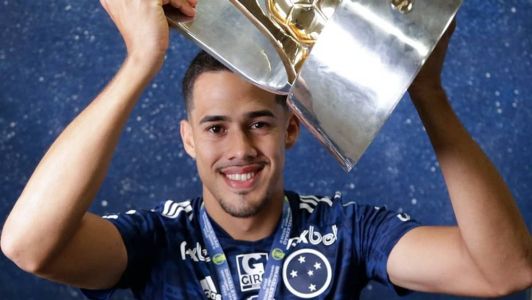 Oliveira levantou o troféu da Série B pelo Cruzeiro em 2022