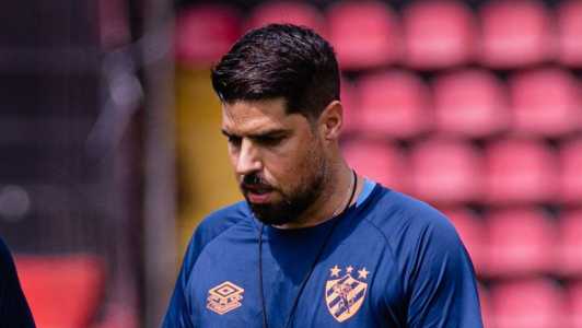 António Oliveira durante treino do Sport em 30 de maio de 2025, na Ilha do Retiro