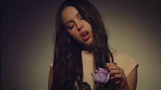 Olivia Rodrigo no clipe de 'Get it back!', filmado do início ao fim pelo aparelho