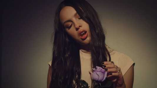 Olivia Rodrigo no clipe de 'Get it back!', filmado do início ao fim pelo aparelho