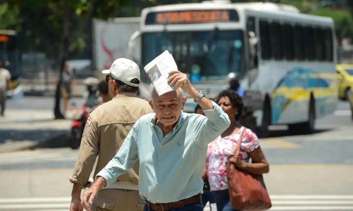 Onda de calor ameaça 1.284 cidades de oito estados: 'Risco à saúde'