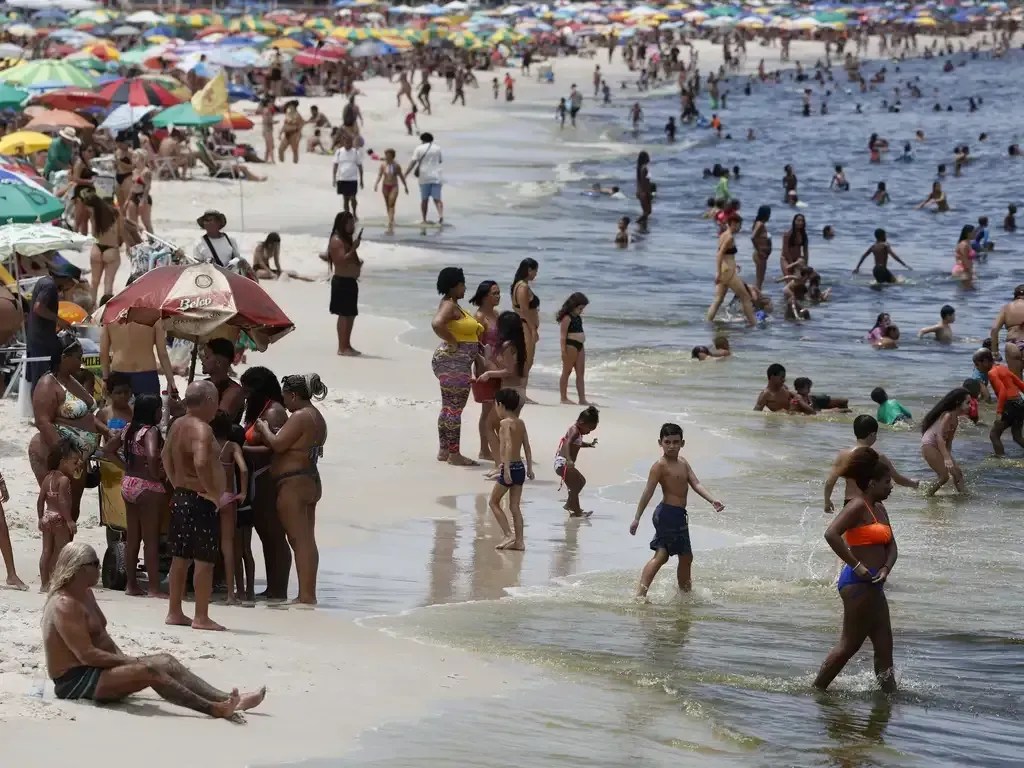 Onda de calor: RJ deve registrar maior temperatura de 2025, e prefeitura abre 58 pontos de resfriamento