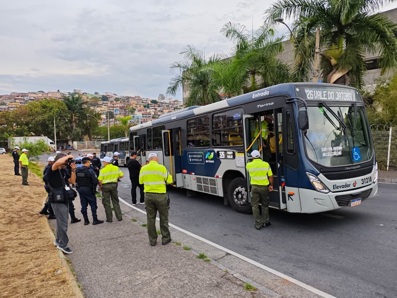 Operação flagra irregularidade em ônibus do Barreiro, em BH