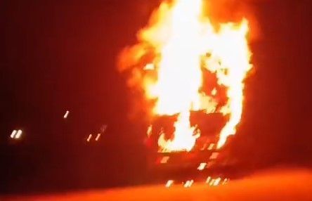 Ônibus de viagem que saiu de BH pega fogo e passageiros perdem malas em MG