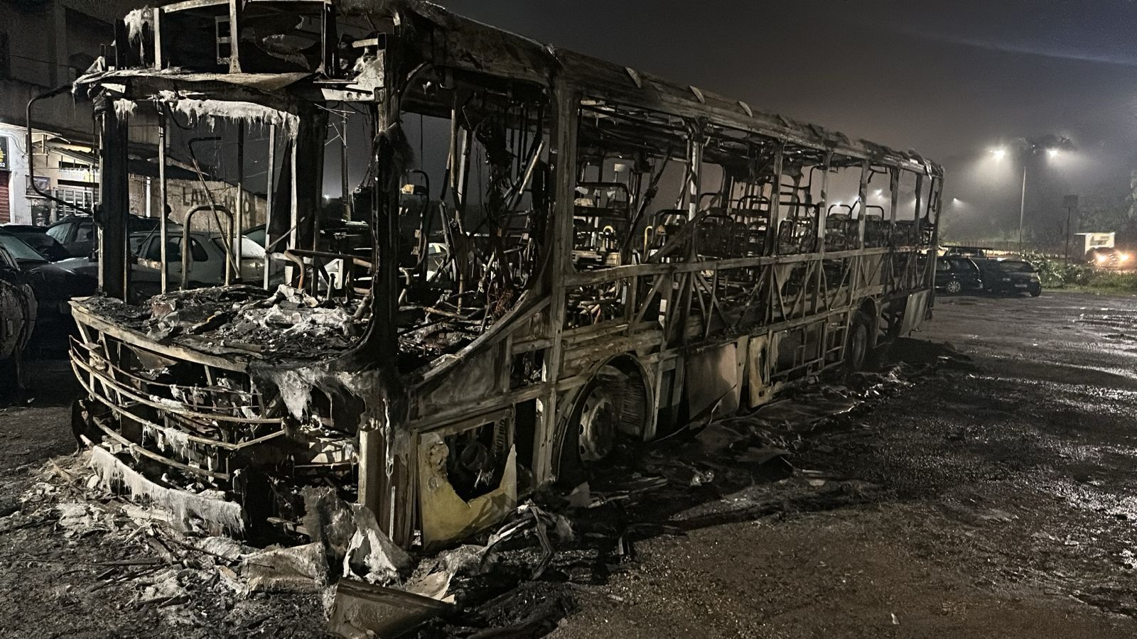 Homens queimam ônibus e deixam bilhete sobre suposta falta de atendimento médico em penitenciaria na Grande BH
