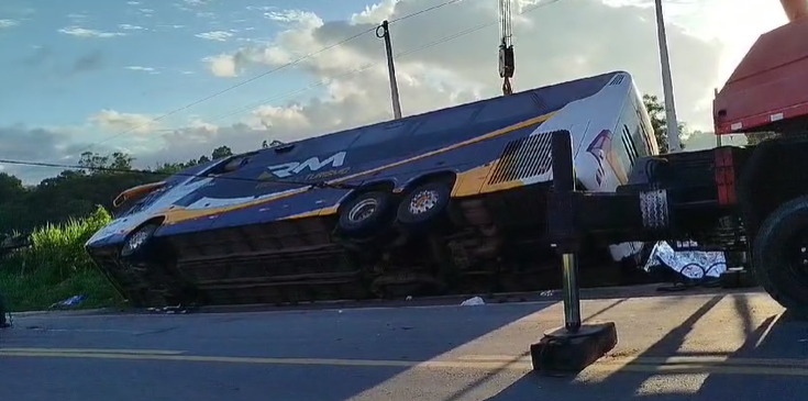 Corpos dos nove passageiros mortos em acidente com ônibus de turismo chegam ao RJ