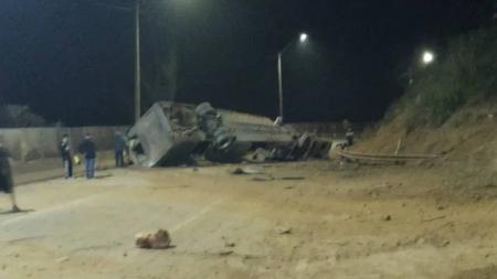 Ônibus bateu em um barranco após uma curva
