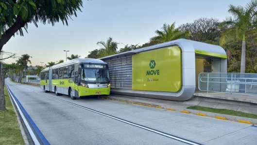 Foto mostra ônibus do Move chegando em estação na avenida Antônio Carlos, em Belo Horizonte