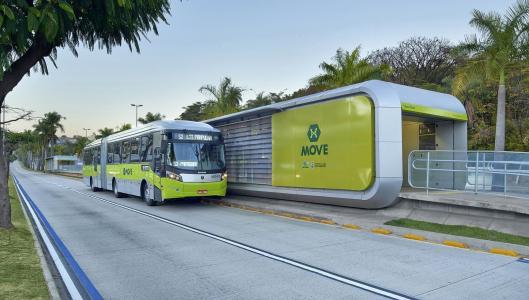 Foto mostra ônibus do Move chegando em estação na avenida Antônio Carlos, em Belo Horizonte