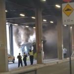 Ônibus pega fogo dentro da Estação Vilarinho, em BH