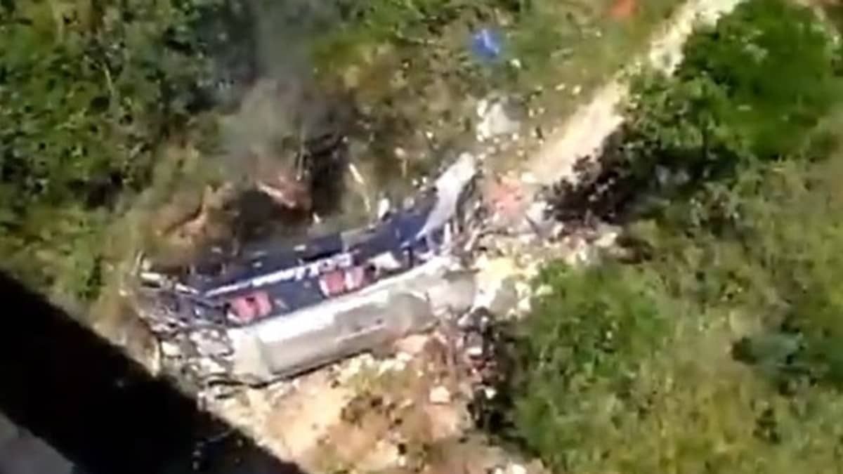 Ônibus pega fogo ao cair de ponte e deixa ao menos 21 mortos em Veneza