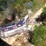 Ônibus pega fogo ao cair de ponte e deixa ao menos 21 mortos em Veneza