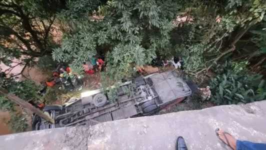 Ônibus caiu de uma ponte de aproximadamente 10 metros, deixando quatro mortos