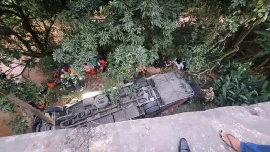 Ônibus caiu de uma ponte de aproximadamente 10 metros, deixando quatro mortos