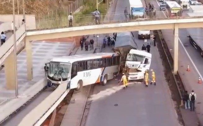 Vídeo: ônibus é atingido por carreta e vai parar em passarela em Contagem