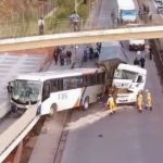 Vídeo: ônibus é atingido por carreta e vai parar em passarela em Contagem