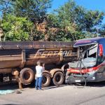 Batida entre ônibus e carreta deixa dez feridos no Barreiro, em BH