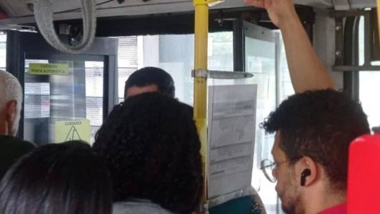 Ônibus circulando com as portas abertas