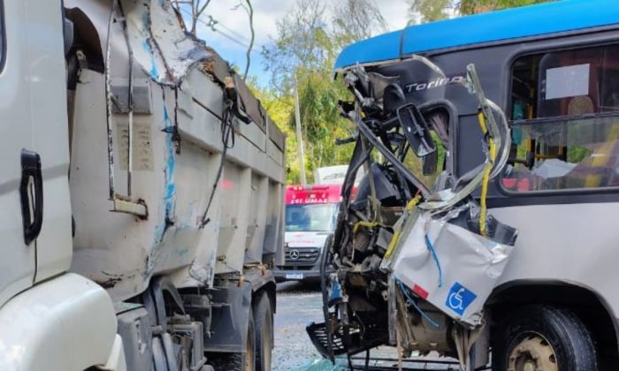 Ônibus colide com carreta na União Indústria no bairro Vila Ideal 