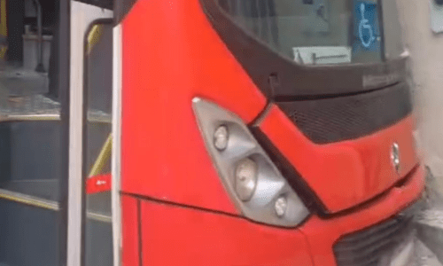 Ônibus colide com residência no bairro Santo Antônio foto Consórcio Via JF Divulgação