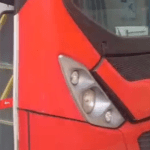 Ônibus colide com entrada de residência no bairro Santo Antônio
