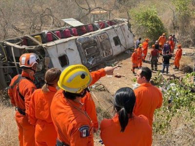 Ônibus com romeiros capota em rodovia de Alagoas e deixa 15 mortos
