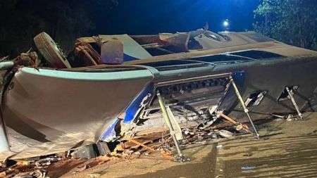 Ônibus com torcedores tombou após bater em um barranco
