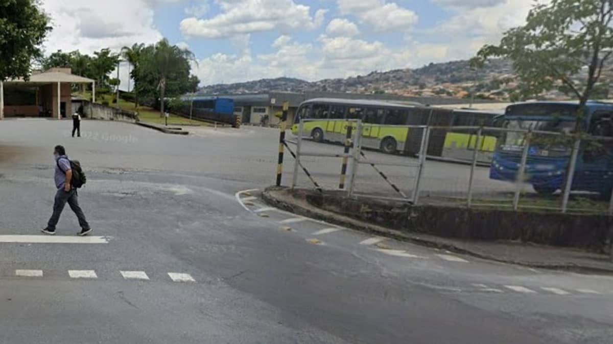 Sem metrô, passageiros relatam falta de ônibus em Belo Horizonte neste sábado de Carnaval
