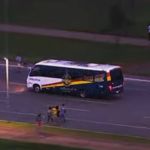 Polícia separa ônibus para levar criminosos para prisão após invasões em Brasília 