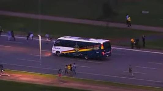 Ônibus da PM conduzem criminosos presos após invasões de prédios públicos em Brasília