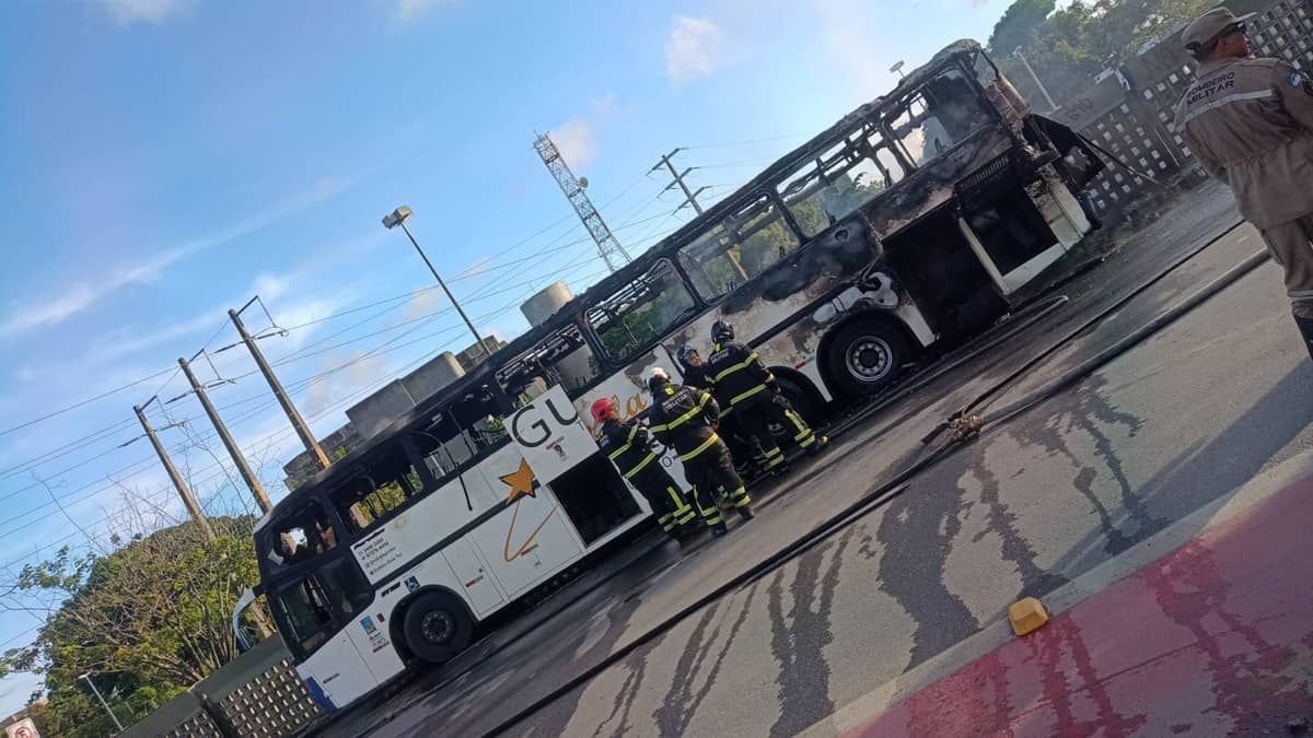 Ônibus da torcida do Cruzeiro é queimado em Recife