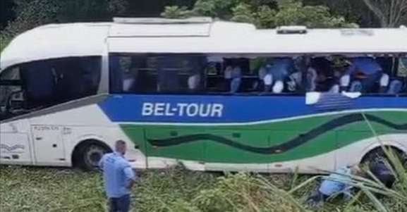 Acidente com ônibus na rodovia Rio-Santos deixa 25 feridos