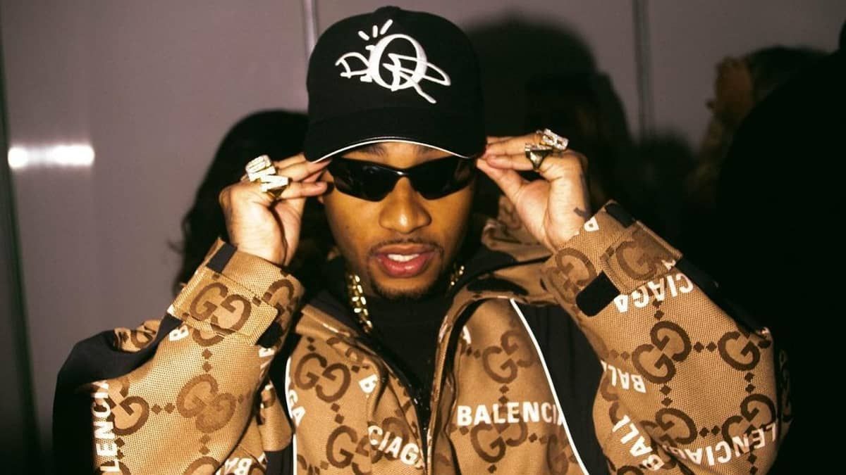 Ônibus de rapper brasileiro é atingido por tiros 