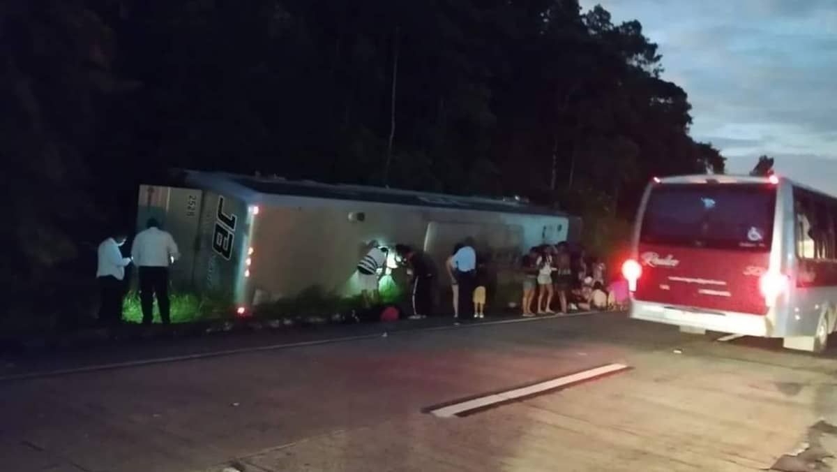 Ônibus de turismo tomba na Serra de Petrópolis e deixa 26 passageiros feridos  