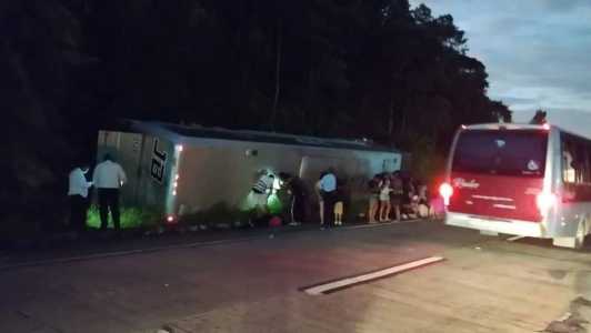 Ônibus de turismo tomba na BR-040 e deixa 26 passageiros feridos