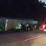 Ônibus de turismo tomba na Serra de Petrópolis e deixa 26 passageiros feridos