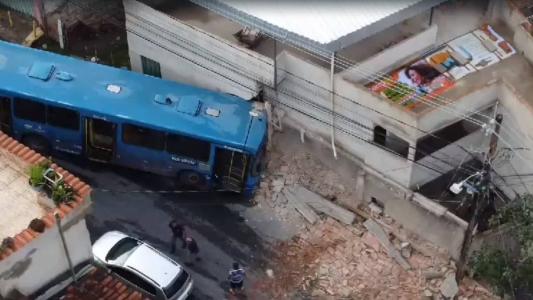 Ônibus destruiu muro de casa na Região Nordeste de BH