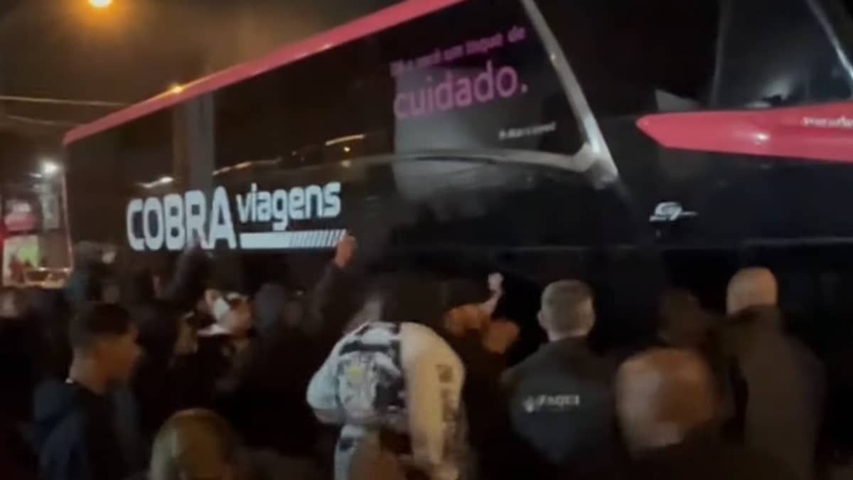 Corinthians repudia protestos que atingiram o ônibus da delegação em Santos 