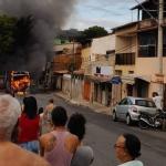 Vídeo: ônibus pega fogo em bairro no limite entre Belo Horizonte e Contagem