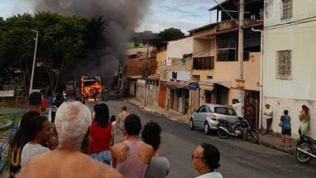 Ônibus em chamas no Conjunto Confisco