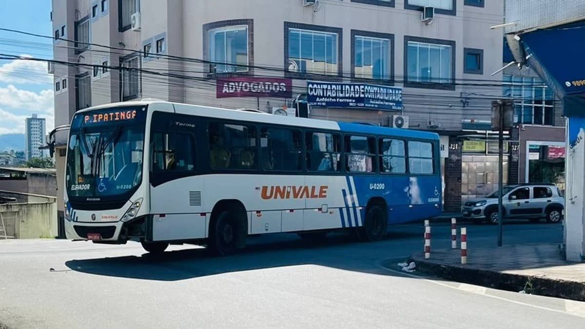Batida envolvendo ônibus e carros no Centro de Ipatinga