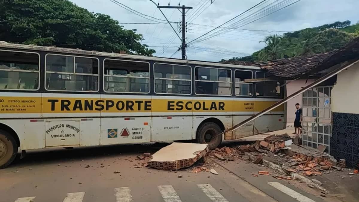 Motorista de ônibus escolar é morto a tiros e veículo bate em dois imóveis no interior de Minas 