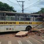 Motorista de ônibus escolar é morto a tiros e veículo bate em dois imóveis no interior de Minas