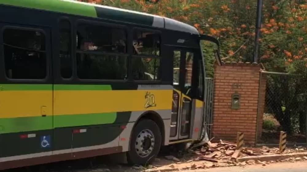 Motorista de ônibus escolar tem 'mal súbito' e bate veículo com 15 crianças