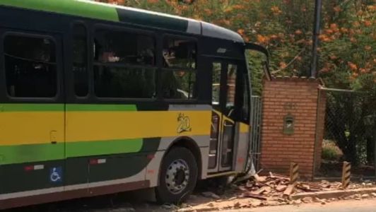 Õnibus escolar bateu em muro após motorista passar mal