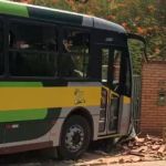 Motorista de ônibus escolar tem 'mal súbito' e bate veículo com 15 crianças